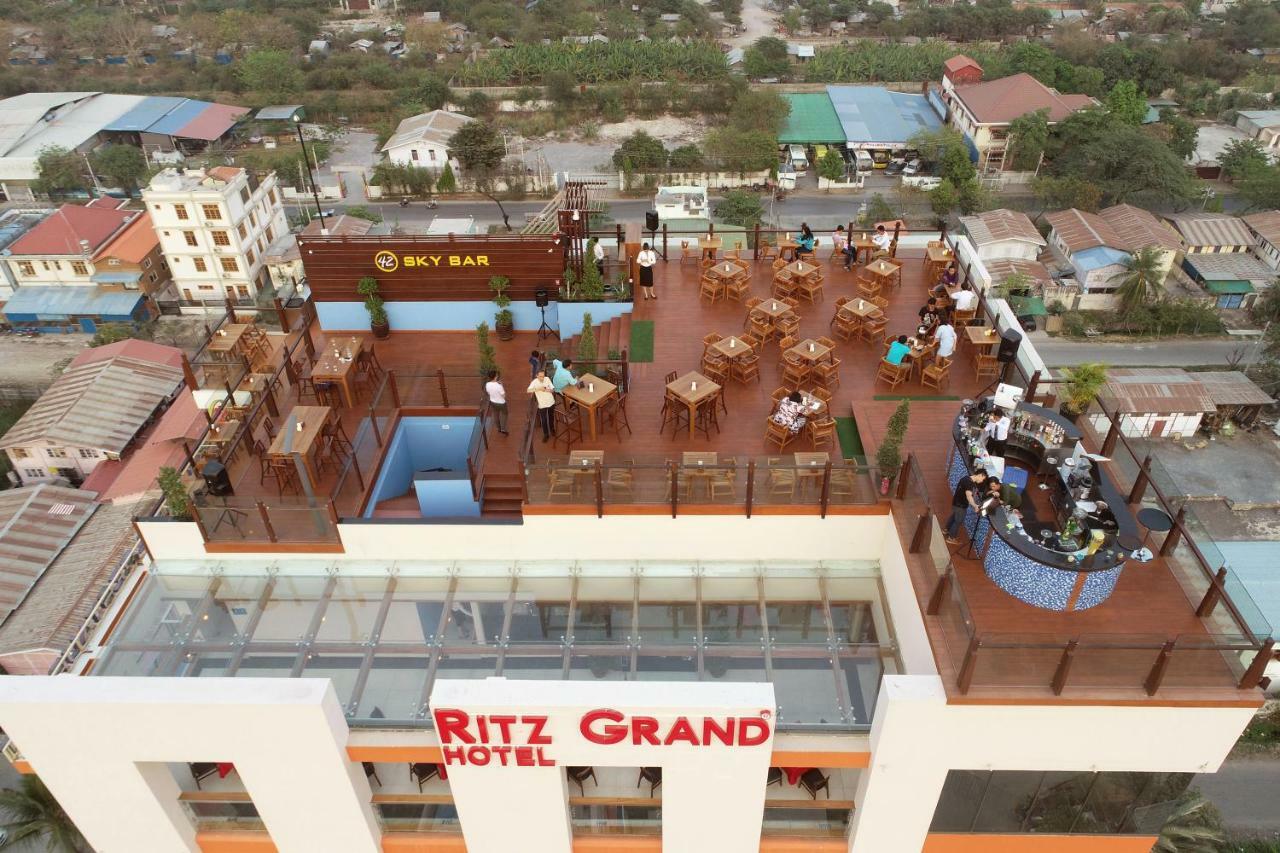 Ritz Grand Hotel Мандалай Экстерьер фото