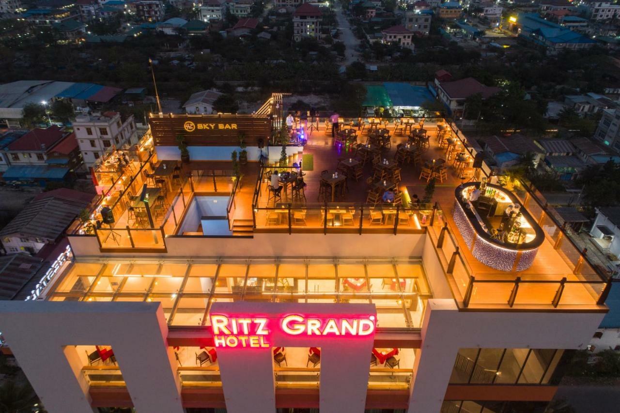 Ritz Grand Hotel Мандалай Экстерьер фото